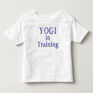 Yogui en camiseta del niño del entrenamiento