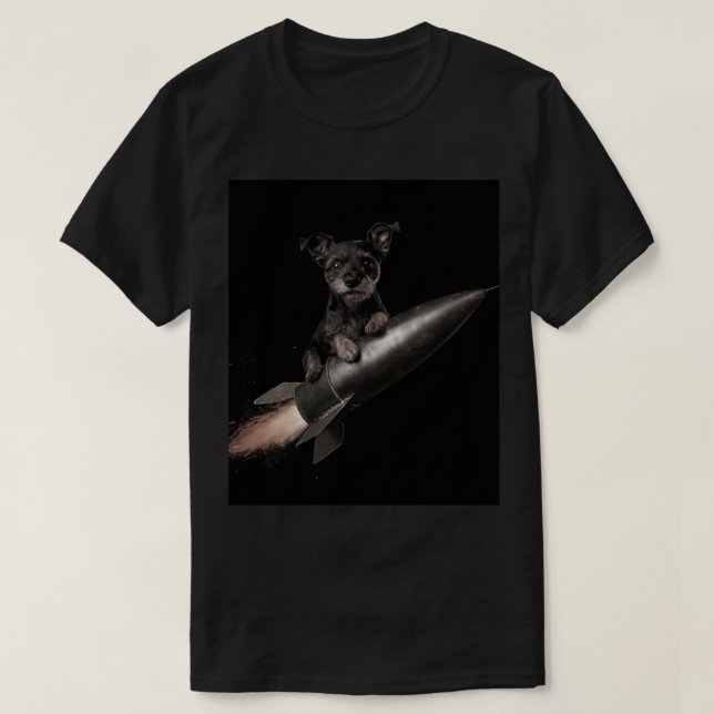 Yokai, el perro gótico en una camiseta con cohetes (Diseño del anverso)