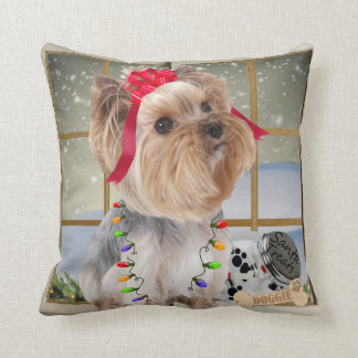 Yorkie en almohada de la luz de navidad por