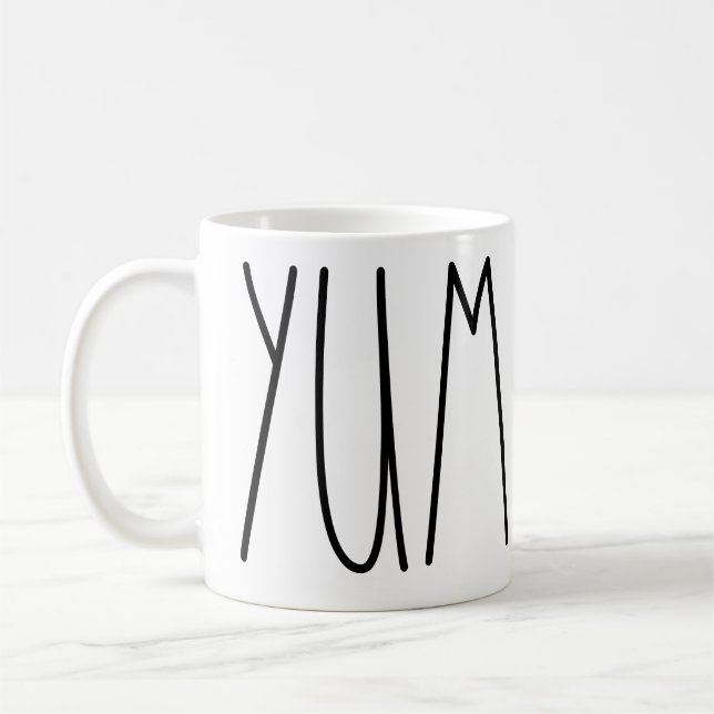 Yum Rae Dunn inspiró la taza de café (Izquierda)