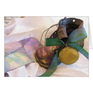 Zapato de bebé viejo del tiempo y Locket