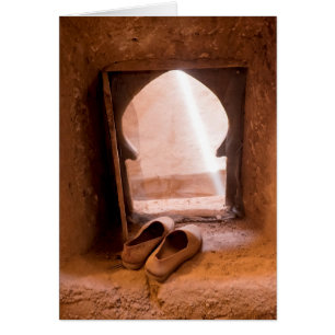 Zapatos marroquíes en la ventana