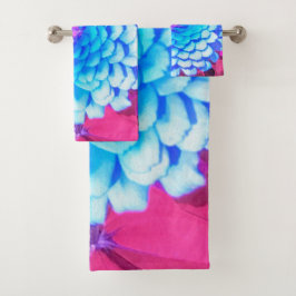 Zinnia azul bonito en el jardín de verano morado