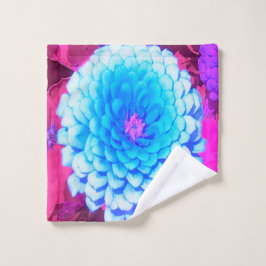 Zinnia azul bonito en el jardín de verano morado